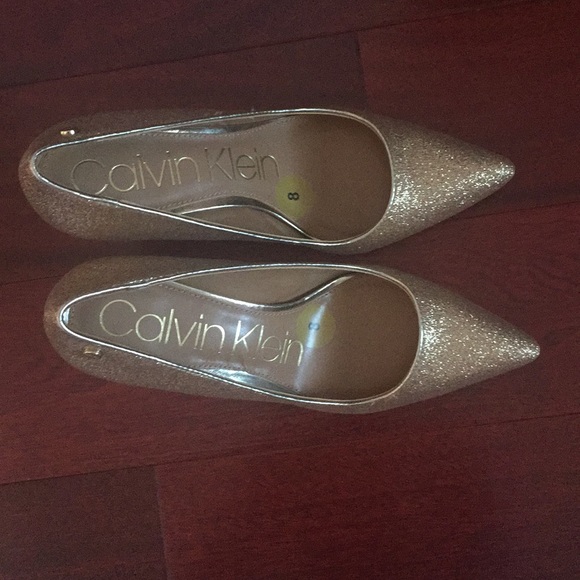 ๐ HP X 4โญ๏ธ Firm Price โญ๏ธ NWT Calvin Klein Shimmery Gold Heels - Picture 3 of 5
